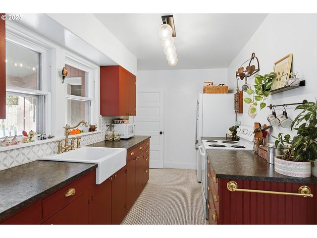 108 E 13TH St, The Dalles, OR 97058