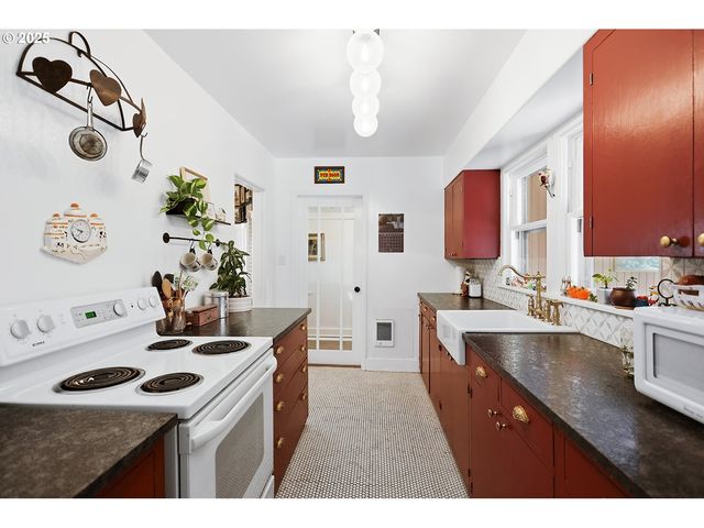 108 E 13TH St, The Dalles, OR 97058