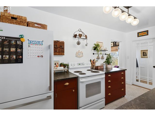 108 E 13TH St, The Dalles, OR 97058