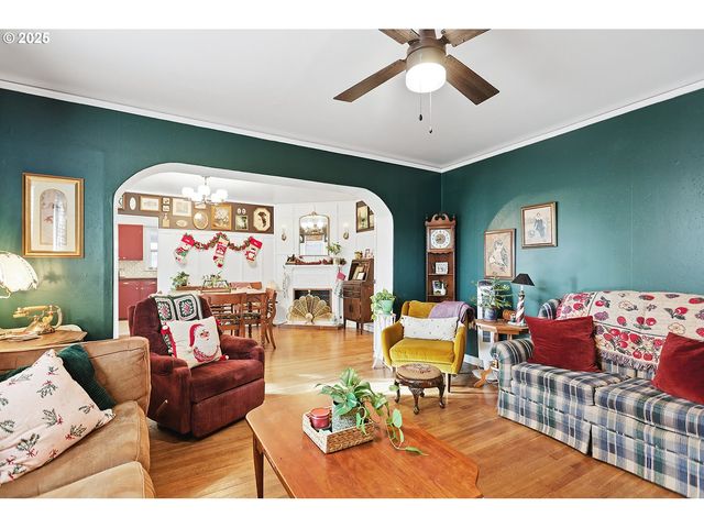 108 E 13TH St, The Dalles, OR 97058