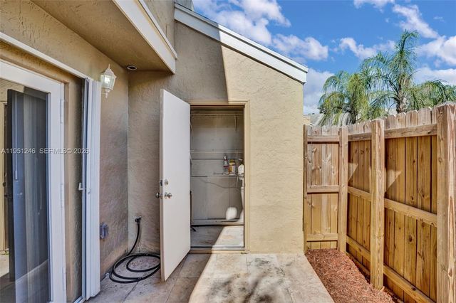 2901 Dorchester Ln, Cooper City, FL 33026