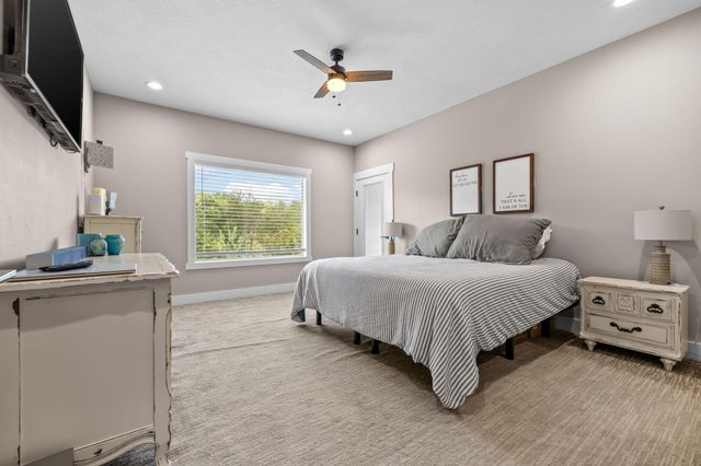 2127 N Bradbury Lane, Ozark, MO 65721