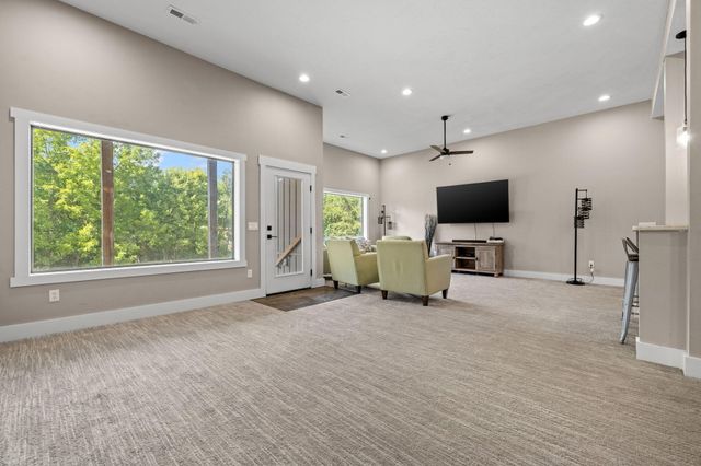 2127 N Bradbury Lane, Ozark, MO 65721