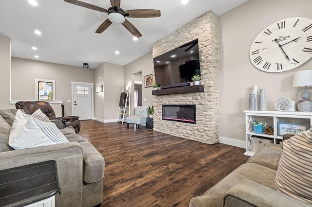 2127 N Bradbury Lane, Ozark, MO 65721