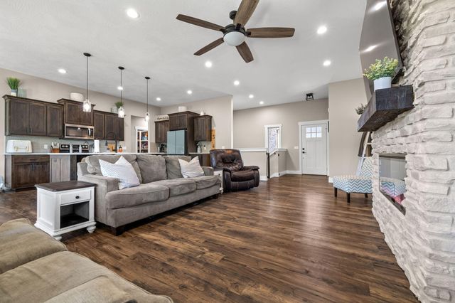 2127 N Bradbury Lane, Ozark, MO 65721