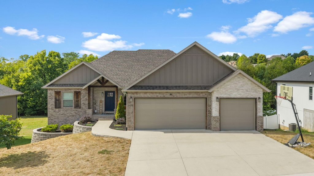 2127 N Bradbury Lane, Ozark, MO 65721