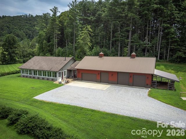 326 Golden Valley Drive, Hendersonville, NC 28792