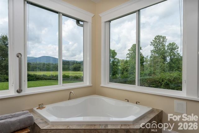 326 Golden Valley Drive, Hendersonville, NC 28792