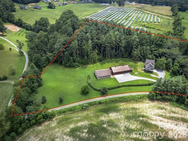 326 Golden Valley Drive, Hendersonville, NC 28792