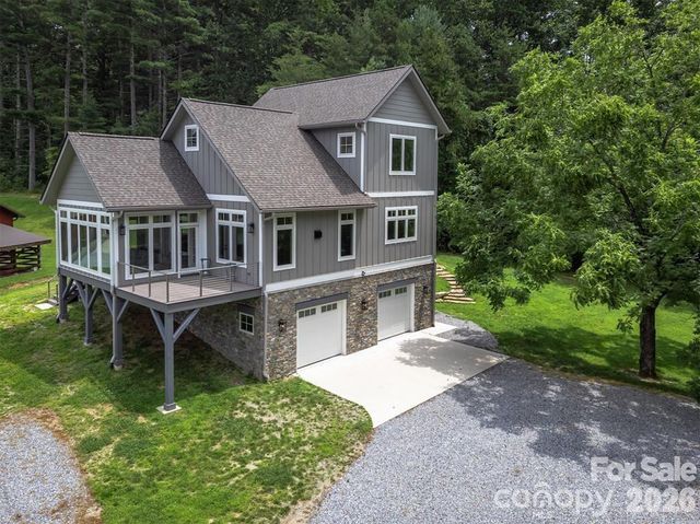 326 Golden Valley Drive, Hendersonville, NC 28792