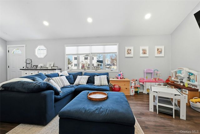 418 Old Farmingdale Road, West Babylon, NY 11704