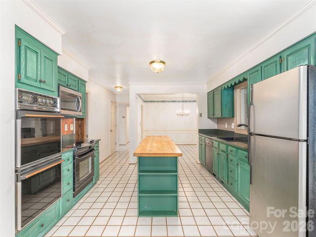 200 Heathcote Road, Hendersonville, NC 28791