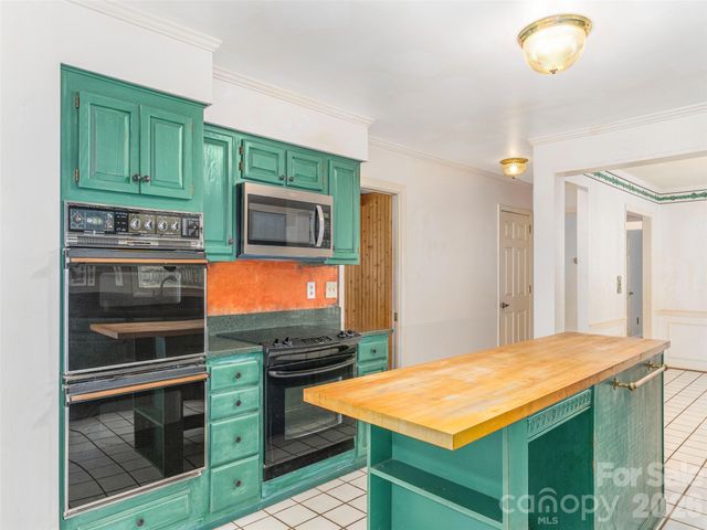 200 Heathcote Road, Hendersonville, NC 28791