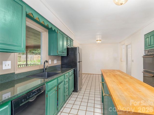 200 Heathcote Road, Hendersonville, NC 28791