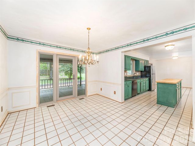 200 Heathcote Road, Hendersonville, NC 28791