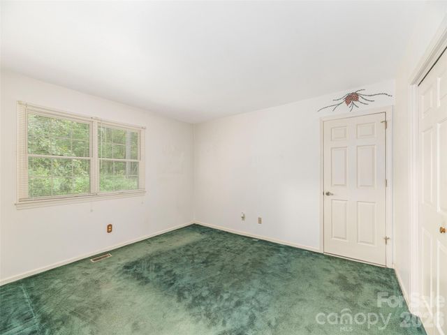 200 Heathcote Road, Hendersonville, NC 28791