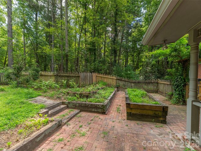 200 Heathcote Road, Hendersonville, NC 28791