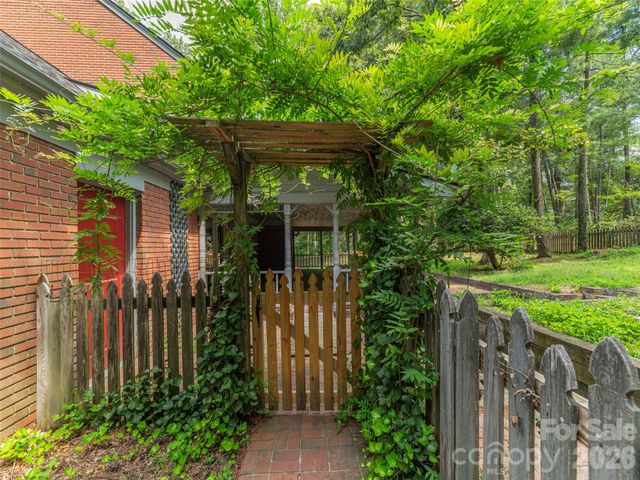 200 Heathcote Road, Hendersonville, NC 28791