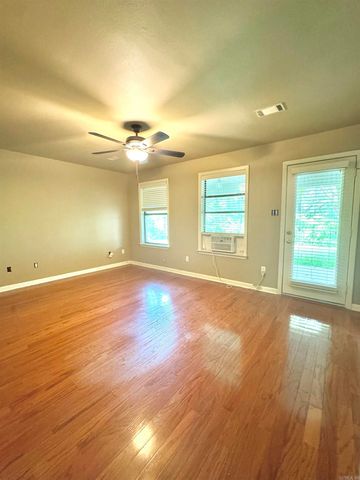 912 Nottingham Court, Benton, AR 72019