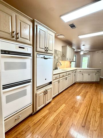 912 Nottingham Court, Benton, AR 72019