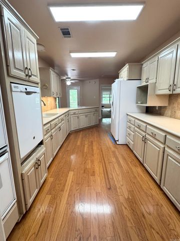 912 Nottingham Court, Benton, AR 72019