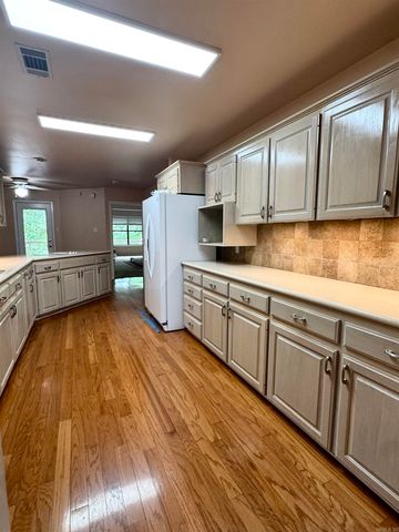 912 Nottingham Court, Benton, AR 72019