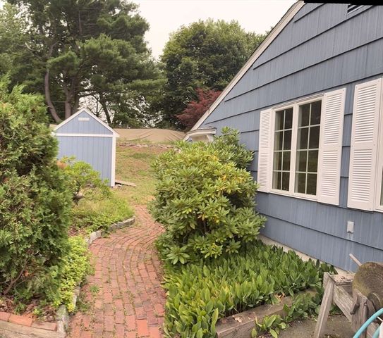 15 Wenonah Dr, Ludlow, MA 01056