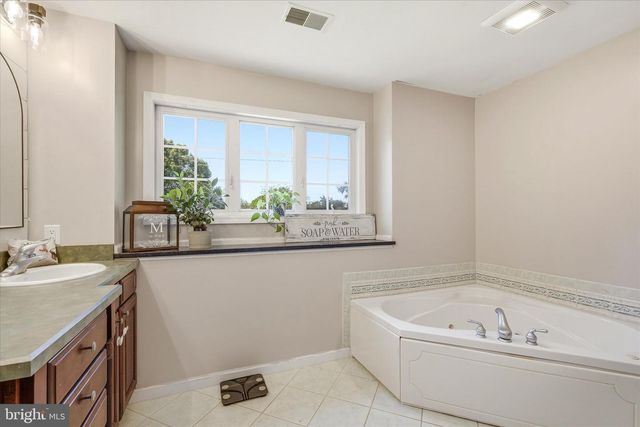4 GREENBRIAR DR, Tuckerton, NJ 08087