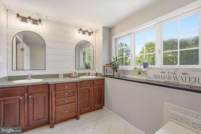 4 GREENBRIAR DR, Tuckerton, NJ 08087