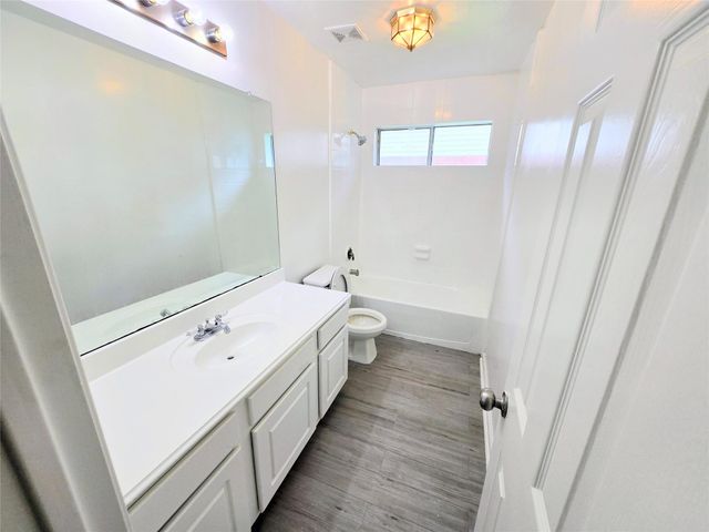 4018 Crystal Lake Circle N, Pearland, TX 77584