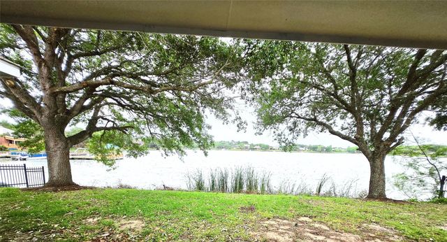 4018 Crystal Lake Circle N, Pearland, TX 77584