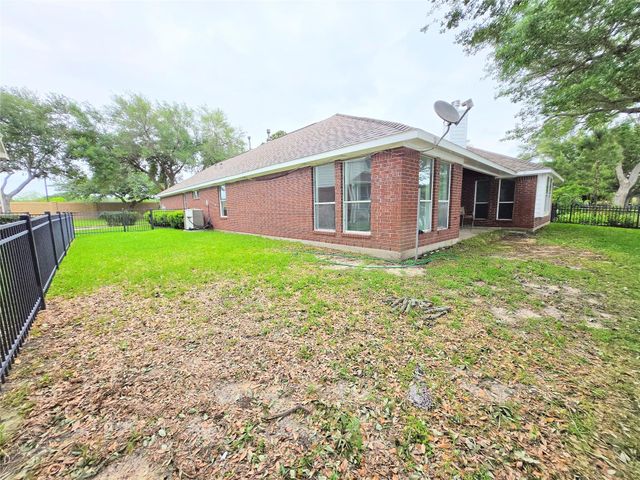 4018 Crystal Lake Circle N, Pearland, TX 77584