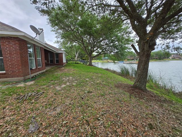 4018 Crystal Lake Circle N, Pearland, TX 77584