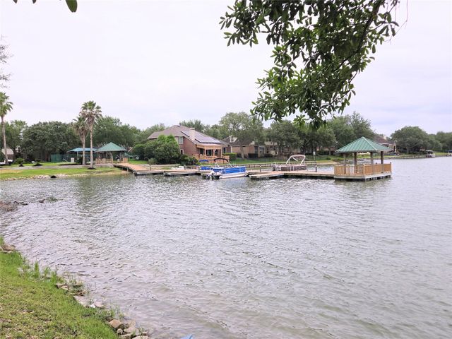 4018 Crystal Lake Circle N, Pearland, TX 77584