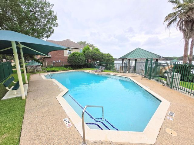 4018 Crystal Lake Circle N, Pearland, TX 77584