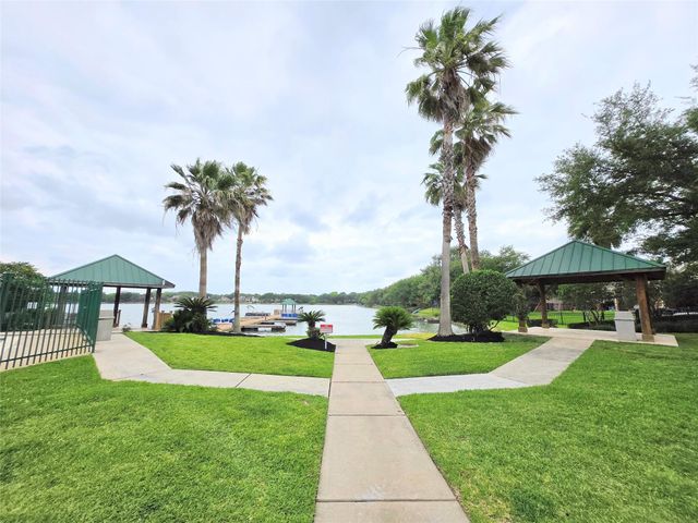 4018 Crystal Lake Circle N, Pearland, TX 77584
