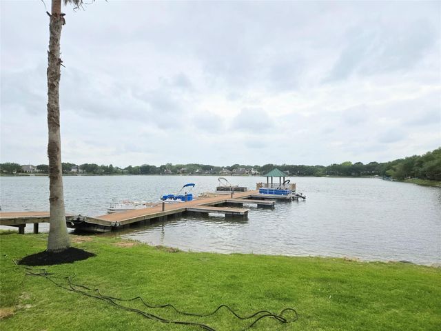 4018 Crystal Lake Circle N, Pearland, TX 77584
