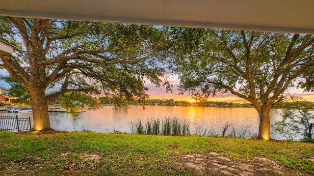 4018 Crystal Lake Circle N, Pearland, TX 77584