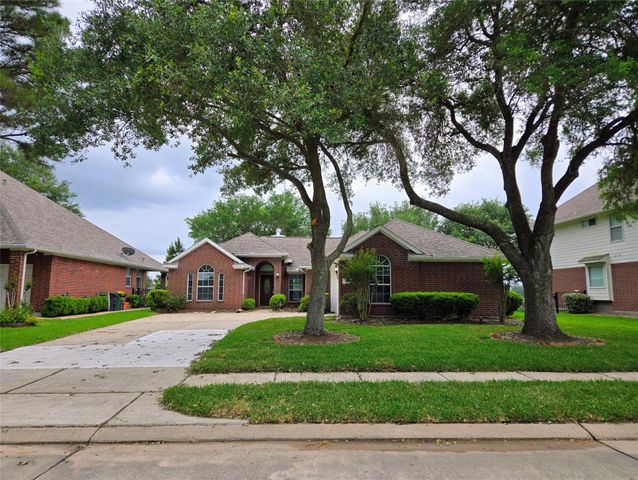 4018 Crystal Lake Circle N, Pearland, TX 77584