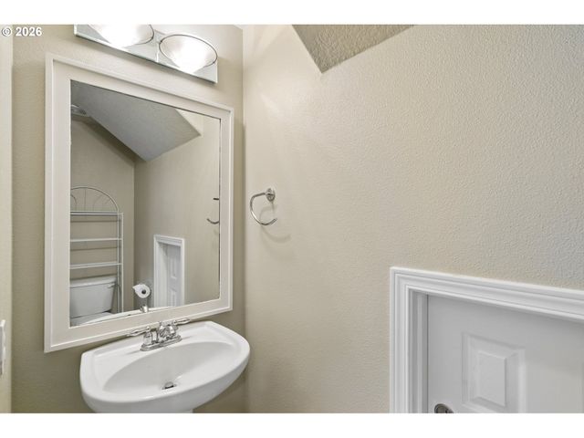 5653 Sw LEE St, Tualatin, OR 97062