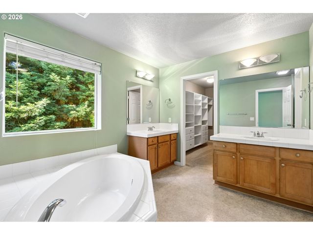 5653 Sw LEE St, Tualatin, OR 97062