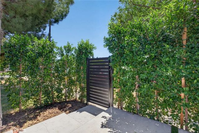 10804 Paso Robles, Granada Hills, CA 91344