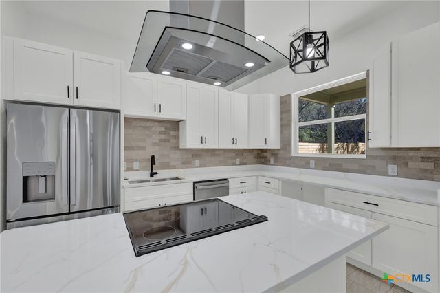 118 Crazy Cross Road, Wimberley, TX 78676
