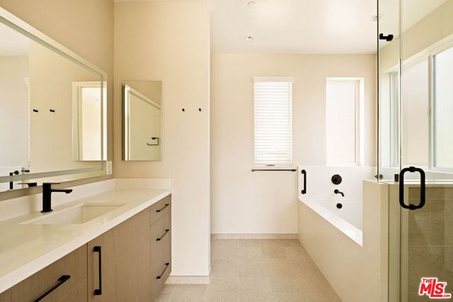 2325 27th St B, Santa Monica, CA 90405