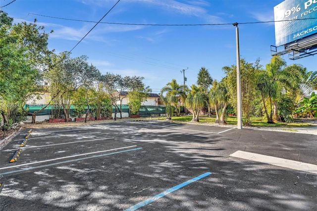 650 NE 167th St, Miami, FL 33162