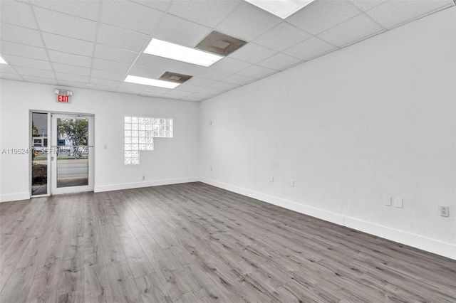 650 NE 167th St, Miami, FL 33162