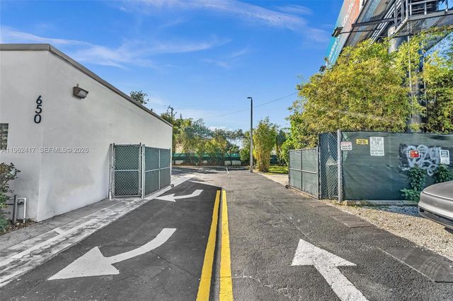 650 NE 167th St, Miami, FL 33162