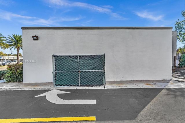 650 NE 167th St, Miami, FL 33162