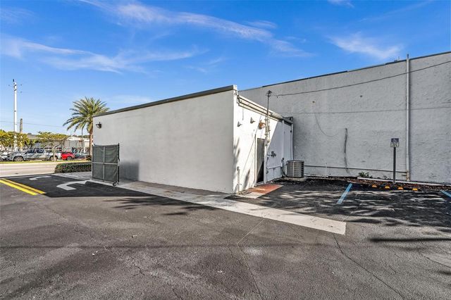 650 NE 167th St, Miami, FL 33162