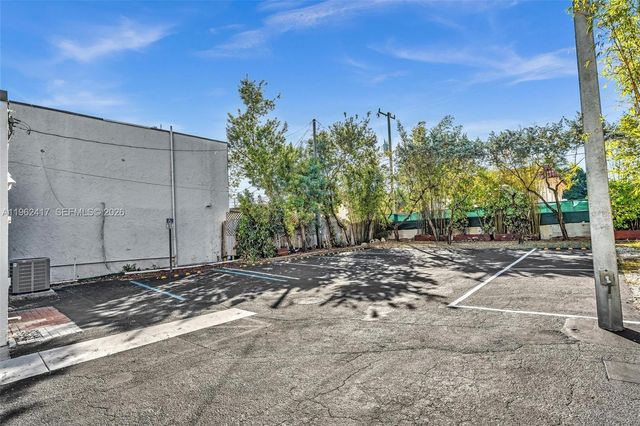 650 NE 167th St, Miami, FL 33162